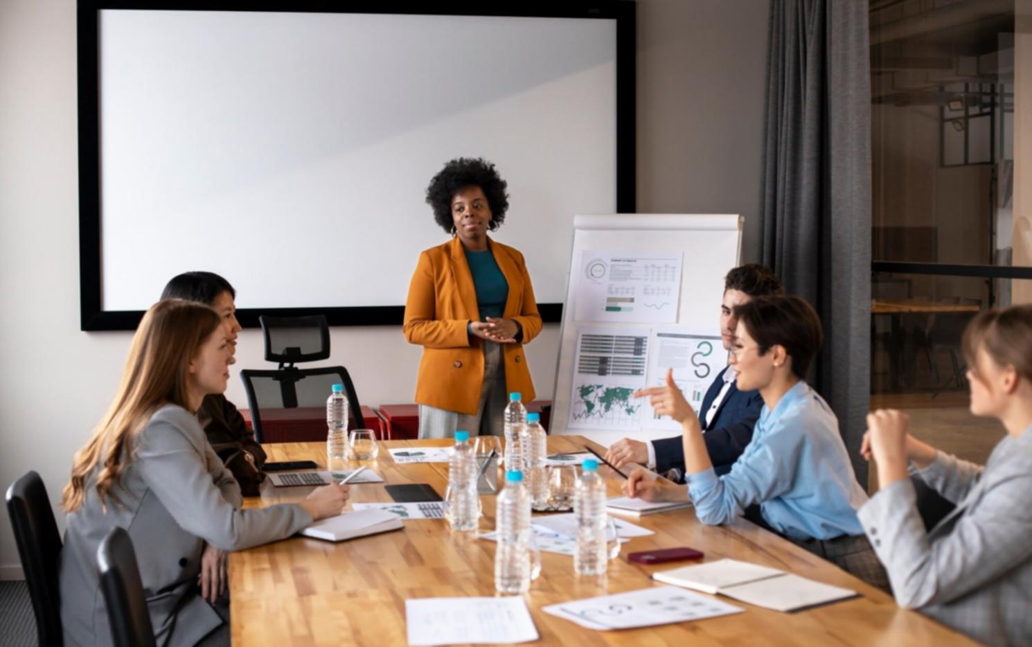 Grupo de profesionales colaborando en análisis financiero